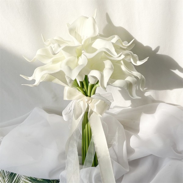 Elegant/Fascinating/Dreamlike Plastic/Artificial Flower Bridal Bouquets -